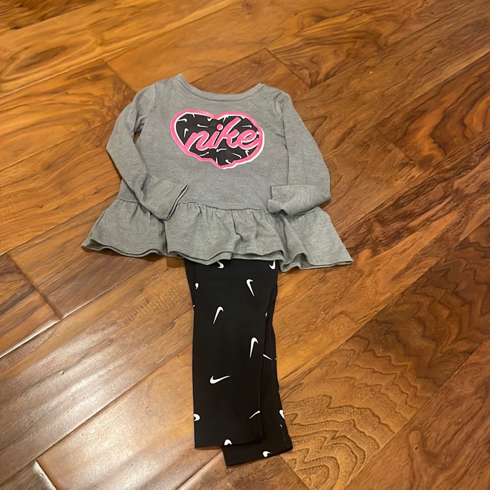 Nike set 2T pink black and sparkly